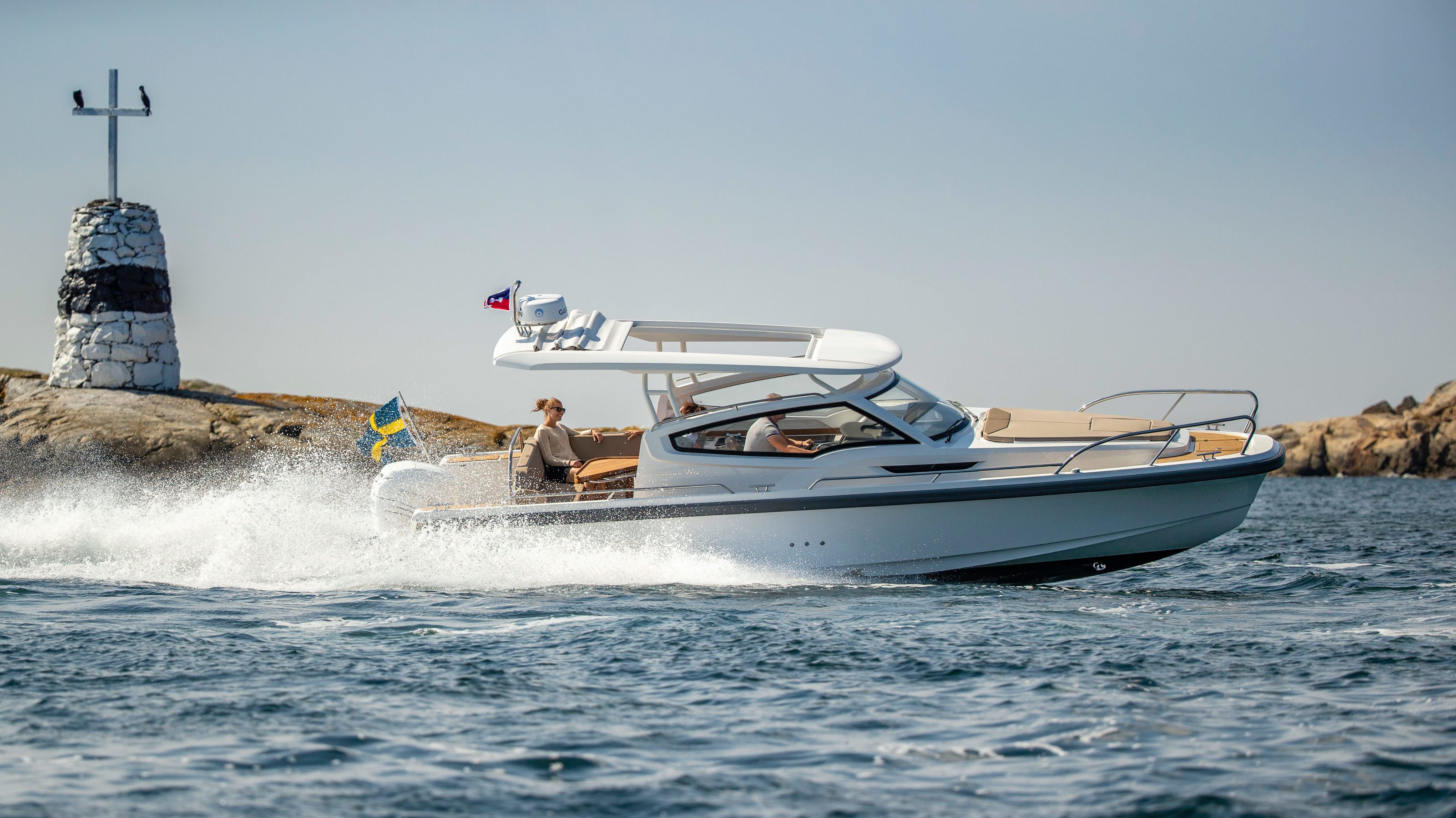 Weekender W9 Day cruiser for an active lifestyle.